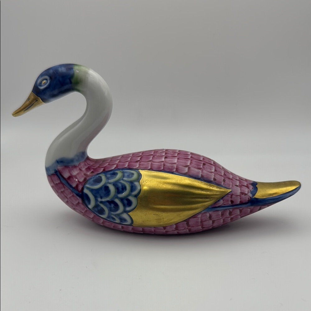 Manifattura Artistica Le Porcellane Swan Figurine Italy 6 1/4" x 3 3/4"
